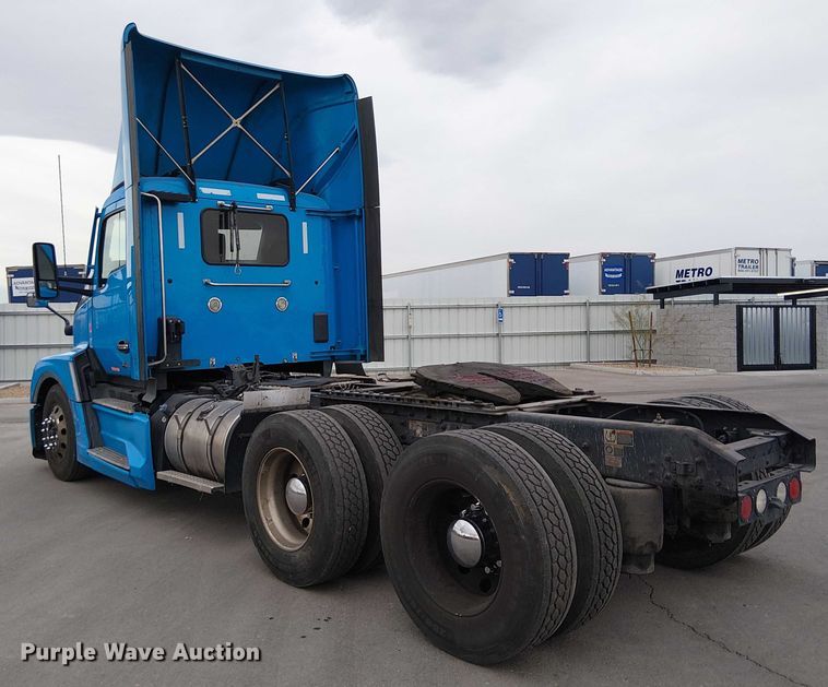 image for item YA1809 2023 Kenworth T680 semi truck