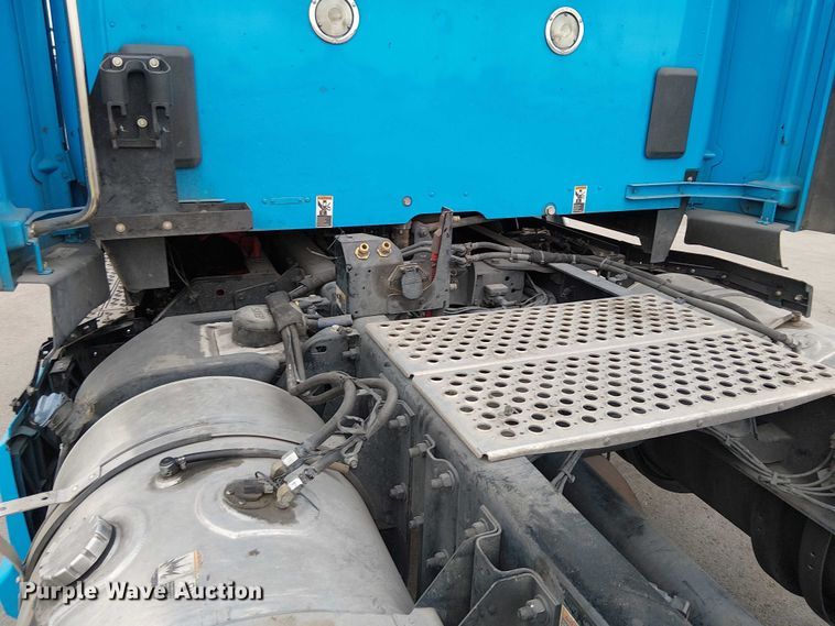 image for item YA1809 2023 Kenworth T680 semi truck