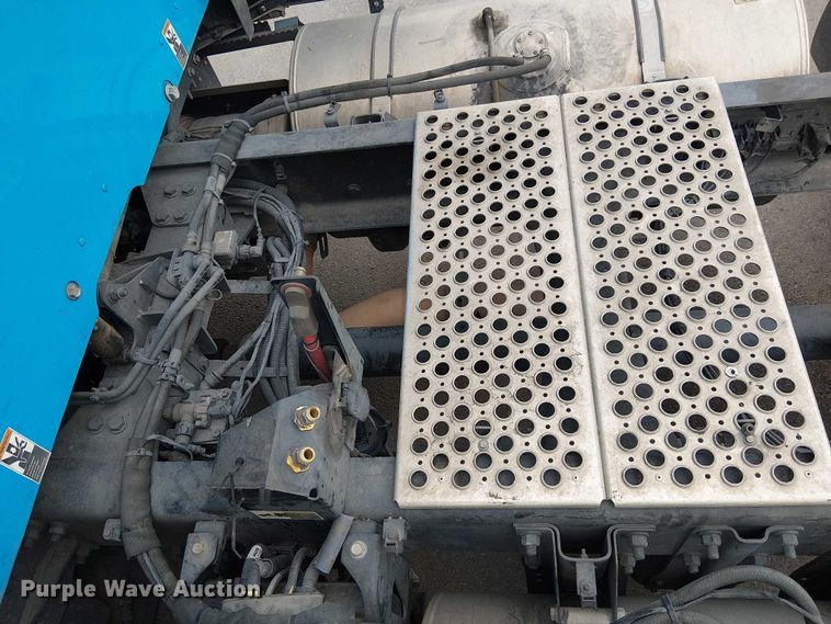 image for item YA1809 2023 Kenworth T680 semi truck