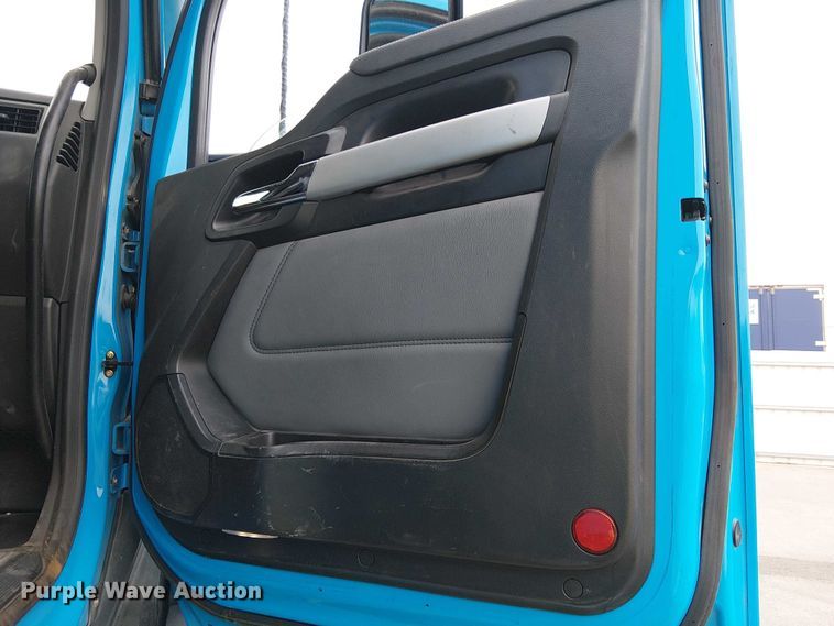 image for item YA1809 2023 Kenworth T680 semi truck