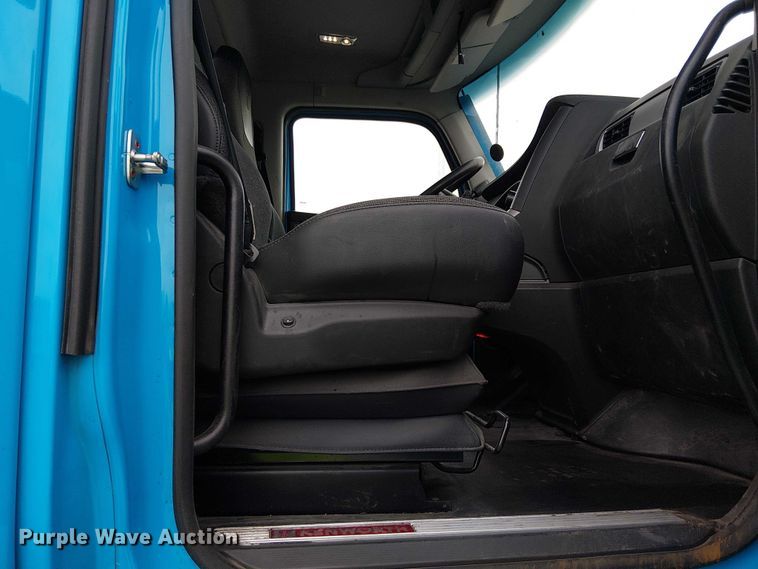 image for item YA1809 2023 Kenworth T680 semi truck