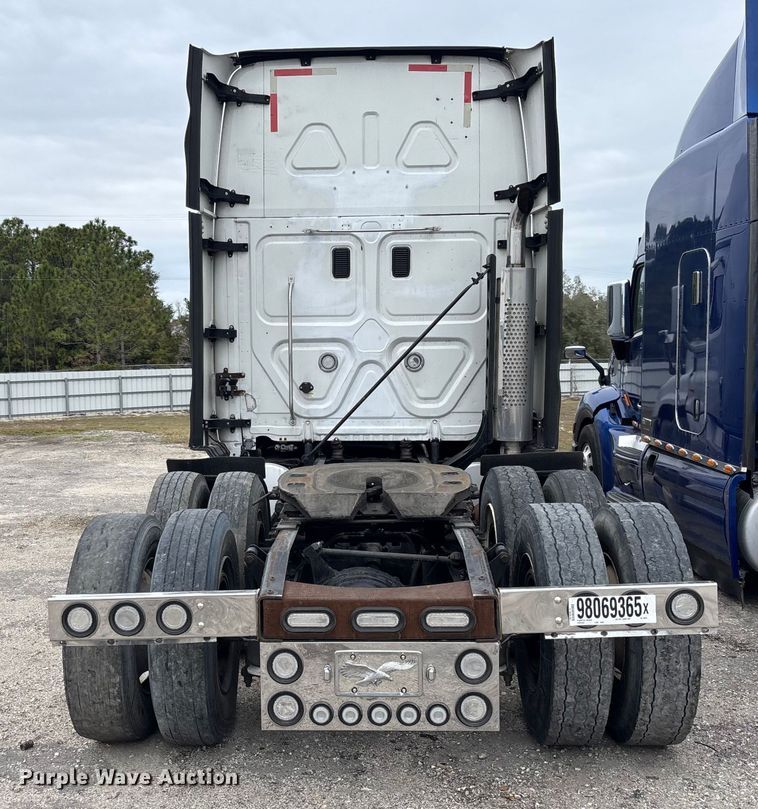 image for item YA1850 2014 Freightliner Cascadia semi truck
