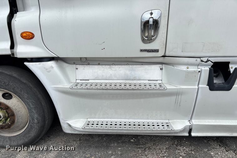 image for item YA1850 2014 Freightliner Cascadia semi truck