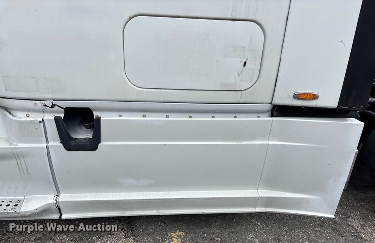 image for item YA1850 2014 Freightliner Cascadia semi truck