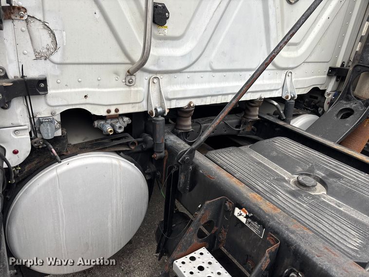 image for item YA1850 2014 Freightliner Cascadia semi truck