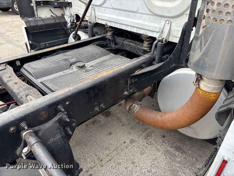 image for item YA1850 2014 Freightliner Cascadia semi truck