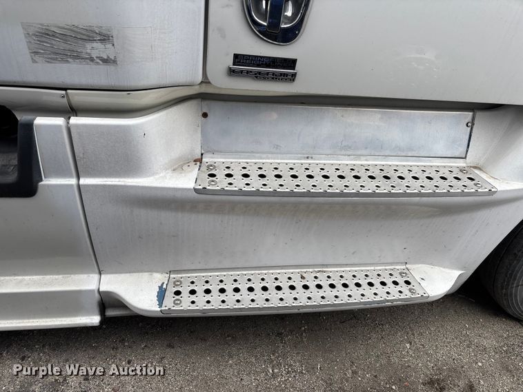 image for item YA1850 2014 Freightliner Cascadia semi truck