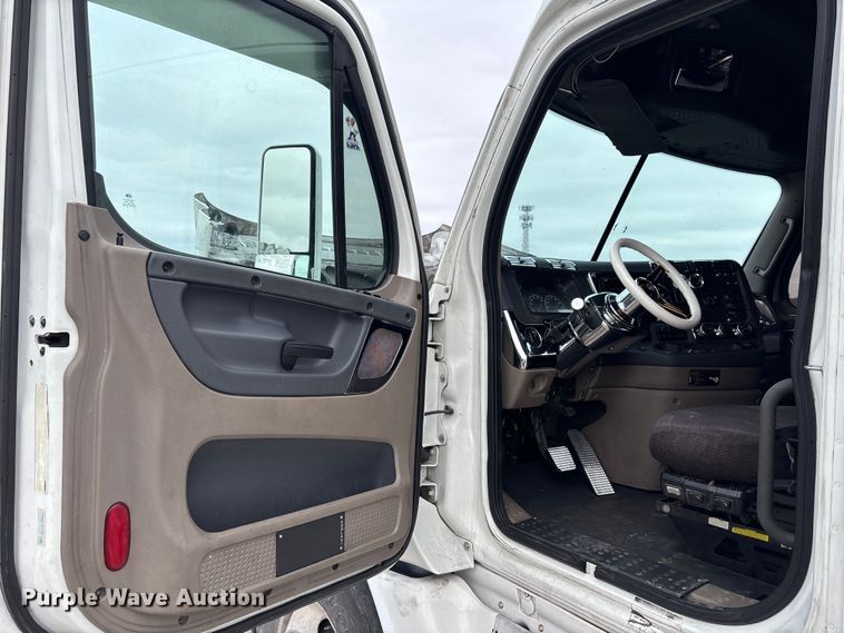 image for item YA1850 2014 Freightliner Cascadia semi truck