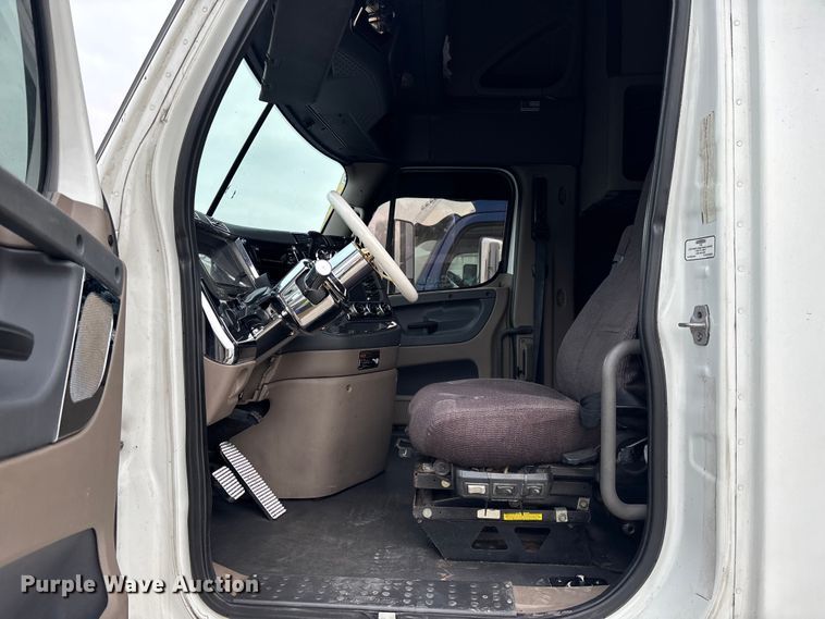 image for item YA1850 2014 Freightliner Cascadia semi truck