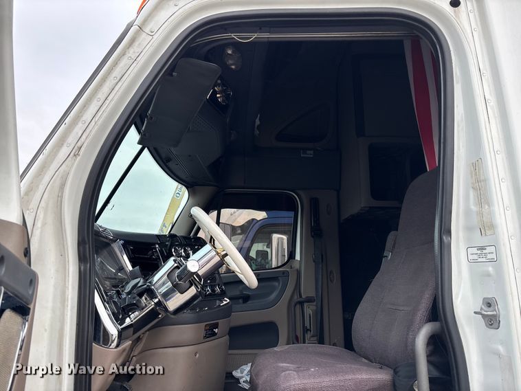 image for item YA1850 2014 Freightliner Cascadia semi truck