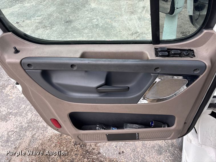 image for item YA1850 2014 Freightliner Cascadia semi truck