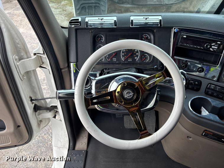 image for item YA1850 2014 Freightliner Cascadia semi truck