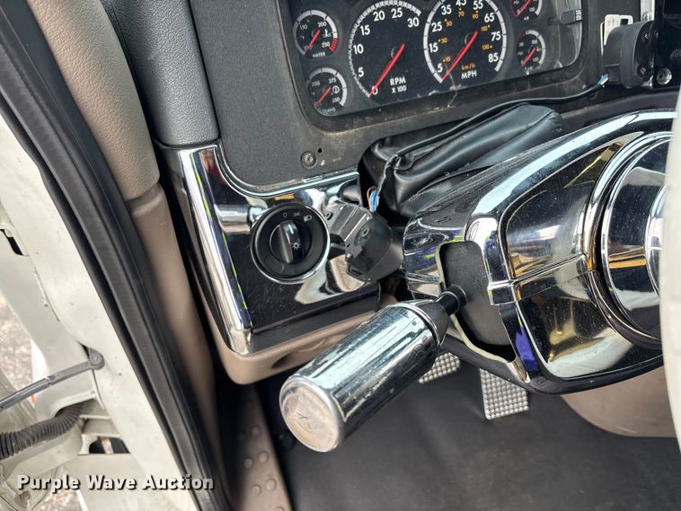 image for item YA1850 2014 Freightliner Cascadia semi truck