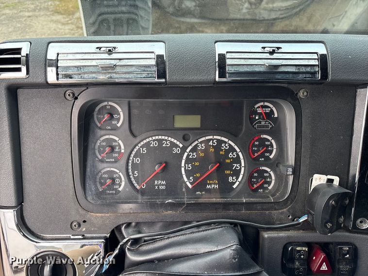 image for item YA1850 2014 Freightliner Cascadia semi truck