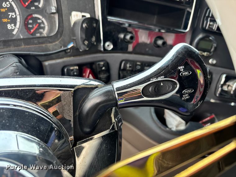 image for item YA1850 2014 Freightliner Cascadia semi truck