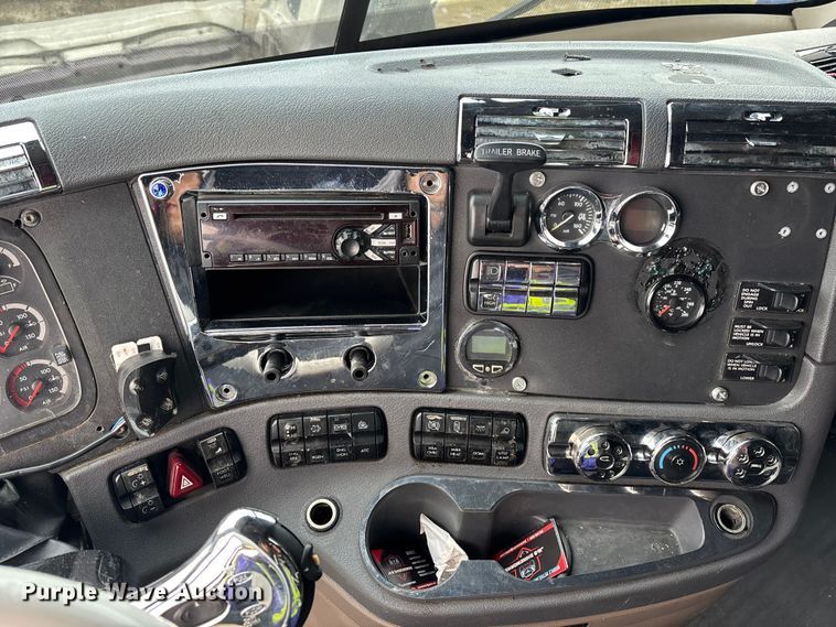 image for item YA1850 2014 Freightliner Cascadia semi truck