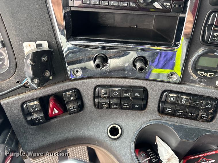 image for item YA1850 2014 Freightliner Cascadia semi truck