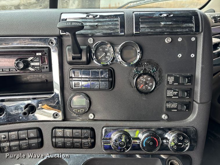 image for item YA1850 2014 Freightliner Cascadia semi truck