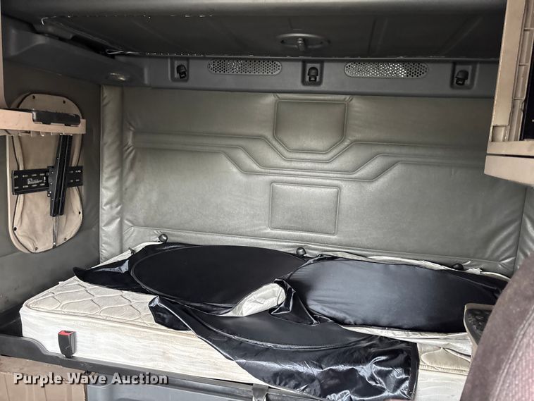 image for item YA1850 2014 Freightliner Cascadia semi truck