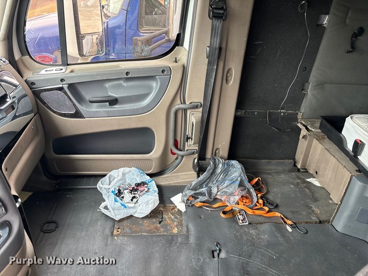 image for item YA1850 2014 Freightliner Cascadia semi truck