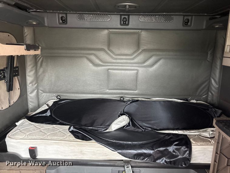 image for item YA1850 2014 Freightliner Cascadia semi truck