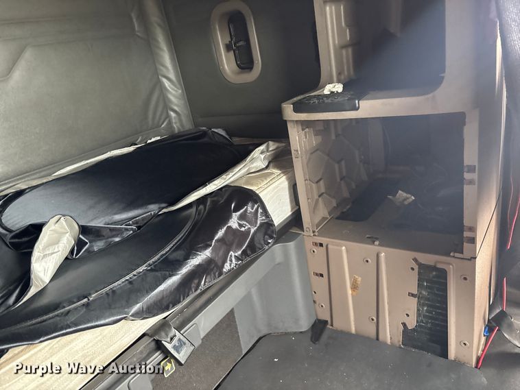 image for item YA1850 2014 Freightliner Cascadia semi truck