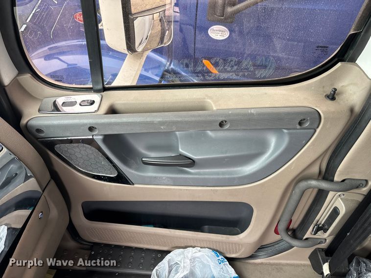 image for item YA1850 2014 Freightliner Cascadia semi truck