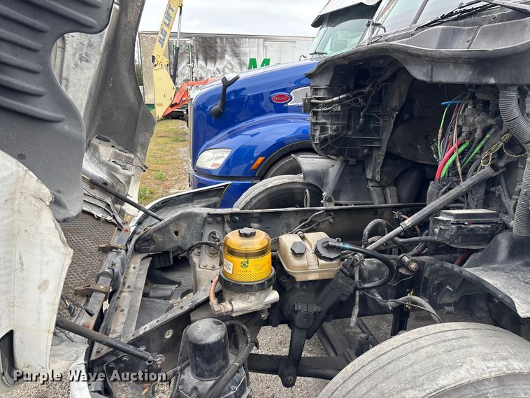 image for item YA1850 2014 Freightliner Cascadia semi truck