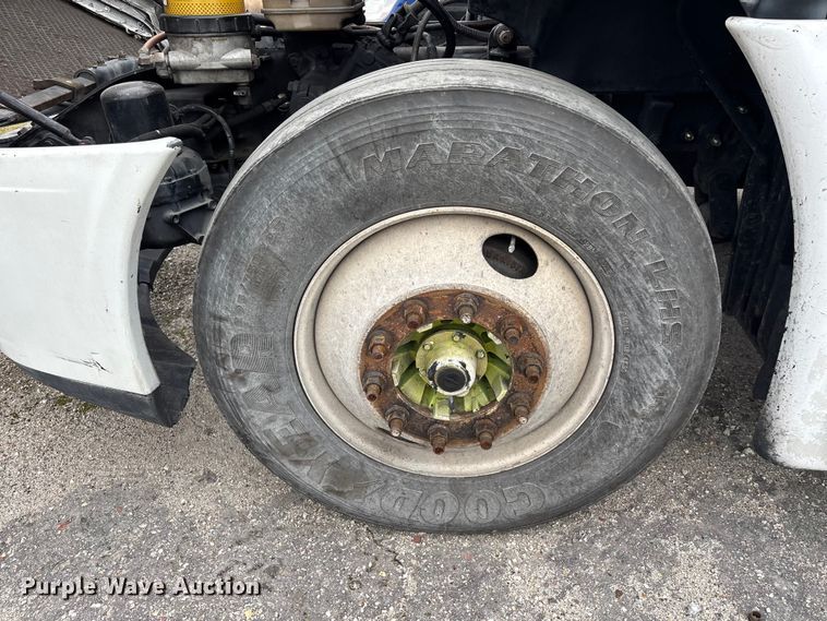 image for item YA1850 2014 Freightliner Cascadia semi truck