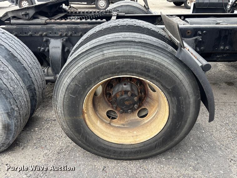 image for item YA1850 2014 Freightliner Cascadia semi truck