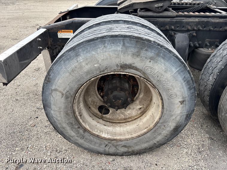 image for item YA1850 2014 Freightliner Cascadia semi truck