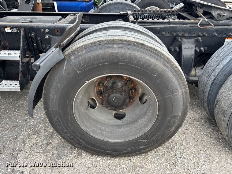 image for item YA1850 2014 Freightliner Cascadia semi truck