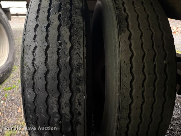 image for item YA1927 1985 Trailmobile 01AA-1SAL dry van trailer