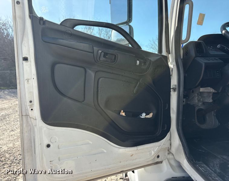 image for item YA1932 2016 Hino 268 box truck