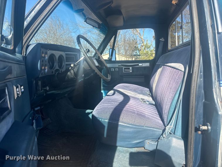 image for item DQ4201 1982 GMC C2500 pickup truck