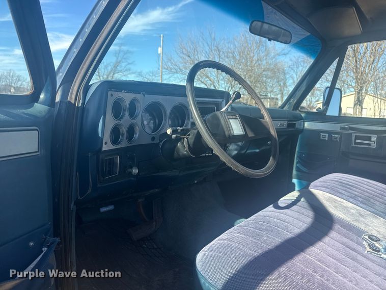 image for item DQ4201 1982 GMC C2500 pickup truck