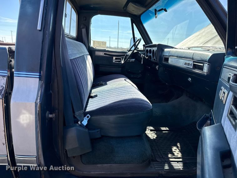 image for item DQ4201 1982 GMC C2500 pickup truck