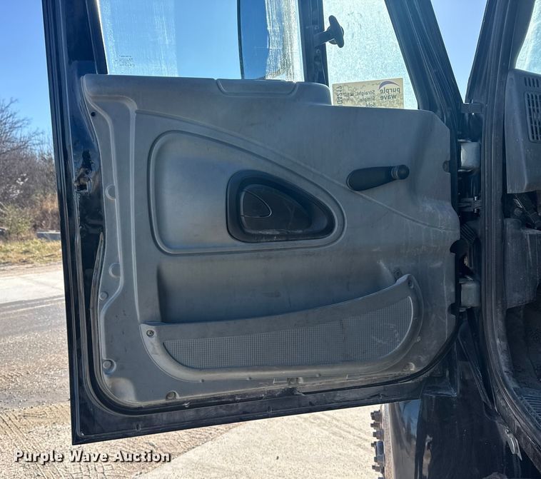 image for item DQ4217 2008 International 4400 flatbed truck