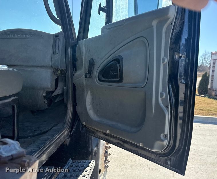 image for item DQ4217 2008 International 4400 flatbed truck