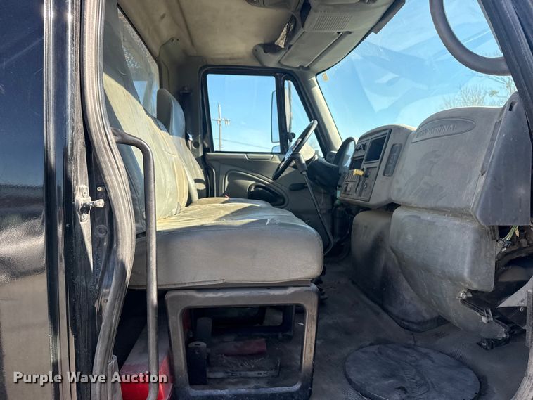 image for item DQ4217 2008 International 4400 flatbed truck