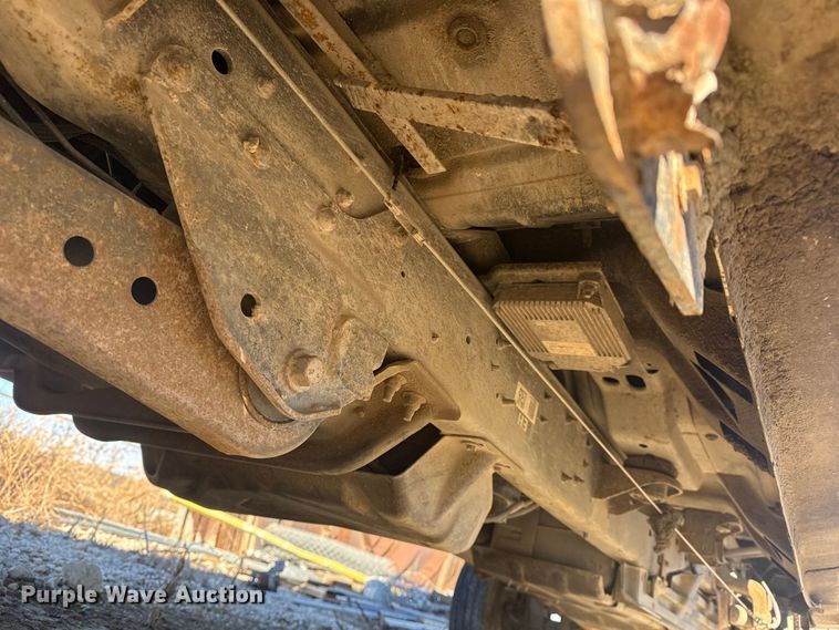 image for item DQ4218 2011 Ford F350 Super Duty Crew Cab flatbed pickup truck