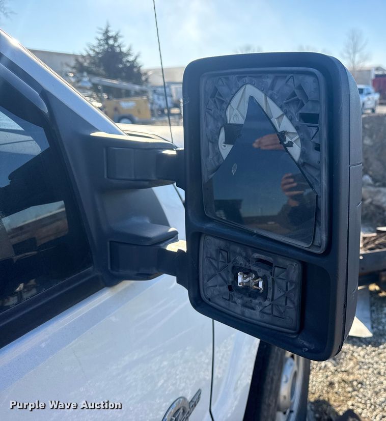 image for item DQ4218 2011 Ford F350 Super Duty Crew Cab flatbed pickup truck