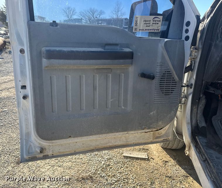 image for item DQ4218 2011 Ford F350 Super Duty Crew Cab flatbed pickup truck