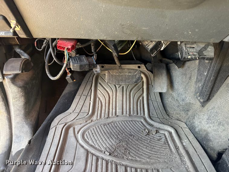 image for item DQ4218 2011 Ford F350 Super Duty Crew Cab flatbed pickup truck