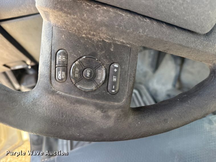 image for item DQ4218 2011 Ford F350 Super Duty Crew Cab flatbed pickup truck