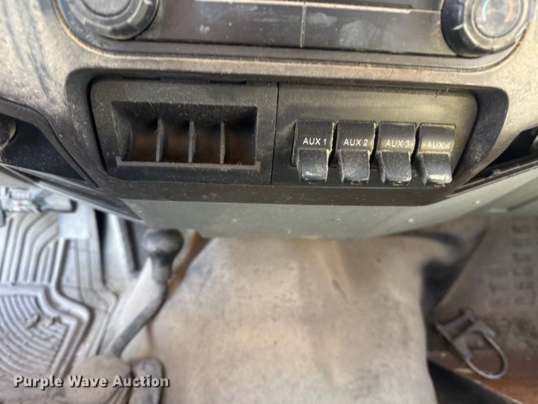 image for item DQ4218 2011 Ford F350 Super Duty Crew Cab flatbed pickup truck