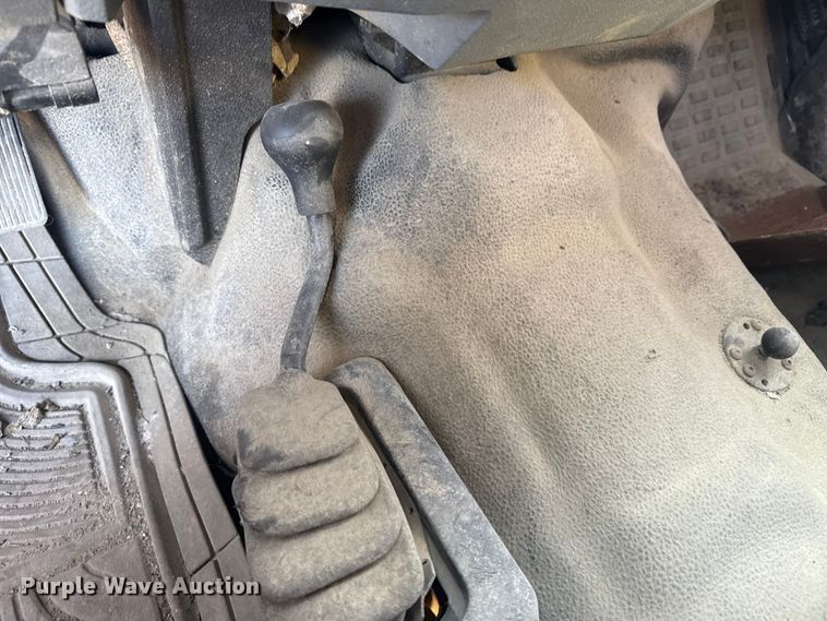 image for item DQ4218 2011 Ford F350 Super Duty Crew Cab flatbed pickup truck