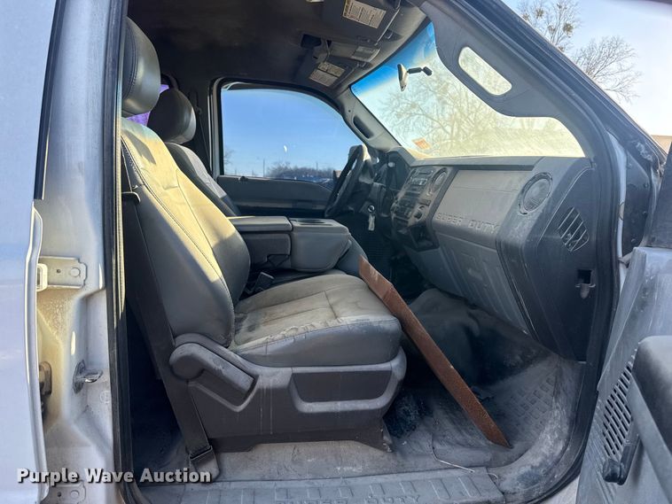 image for item DQ4218 2011 Ford F350 Super Duty Crew Cab flatbed pickup truck