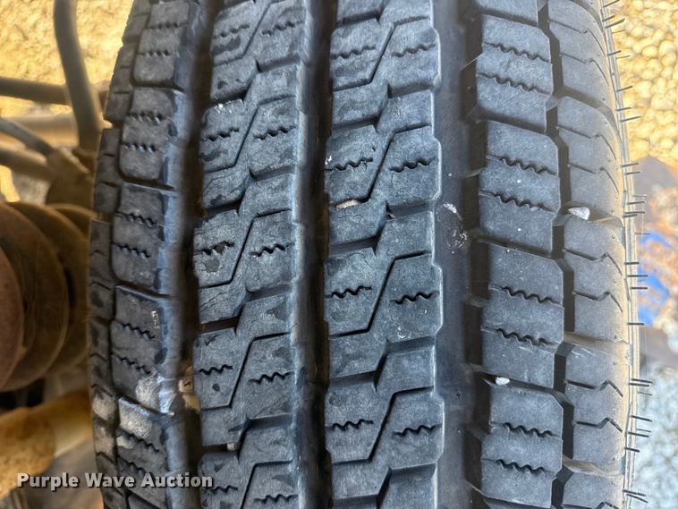 image for item DQ4218 2011 Ford F350 Super Duty Crew Cab flatbed pickup truck