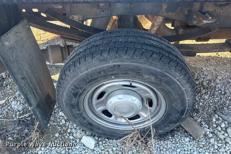 image for item DQ4218 2011 Ford F350 Super Duty Crew Cab flatbed pickup truck